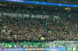 雷速体育电脑版官网下载-比赛场上，球员们拼尽全力争取每一个得分机会！