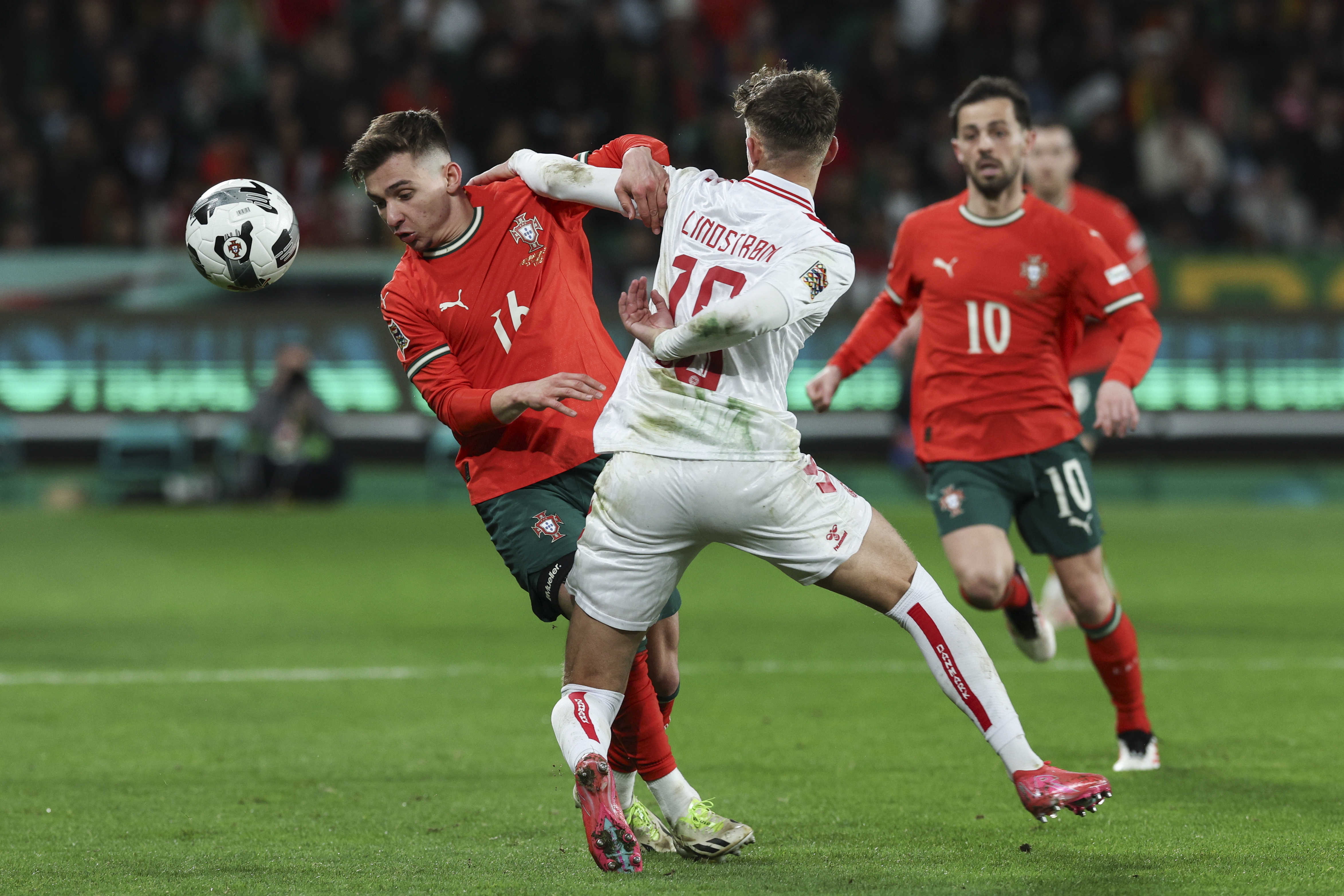 葡萄牙队在激烈比拼中战胜对手晋级下一轮 葡萄牙队在激烈比拼中战胜对手晋级下一轮