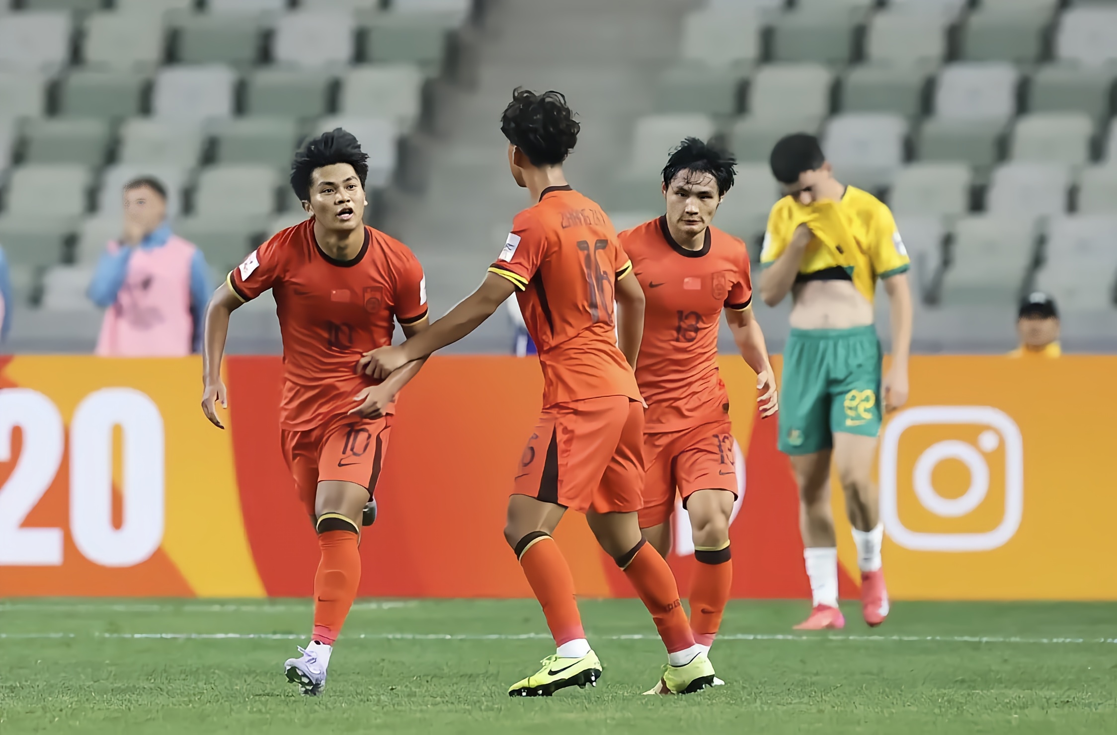 某队球风颠覆传统，面对困境持续顽强拼搏